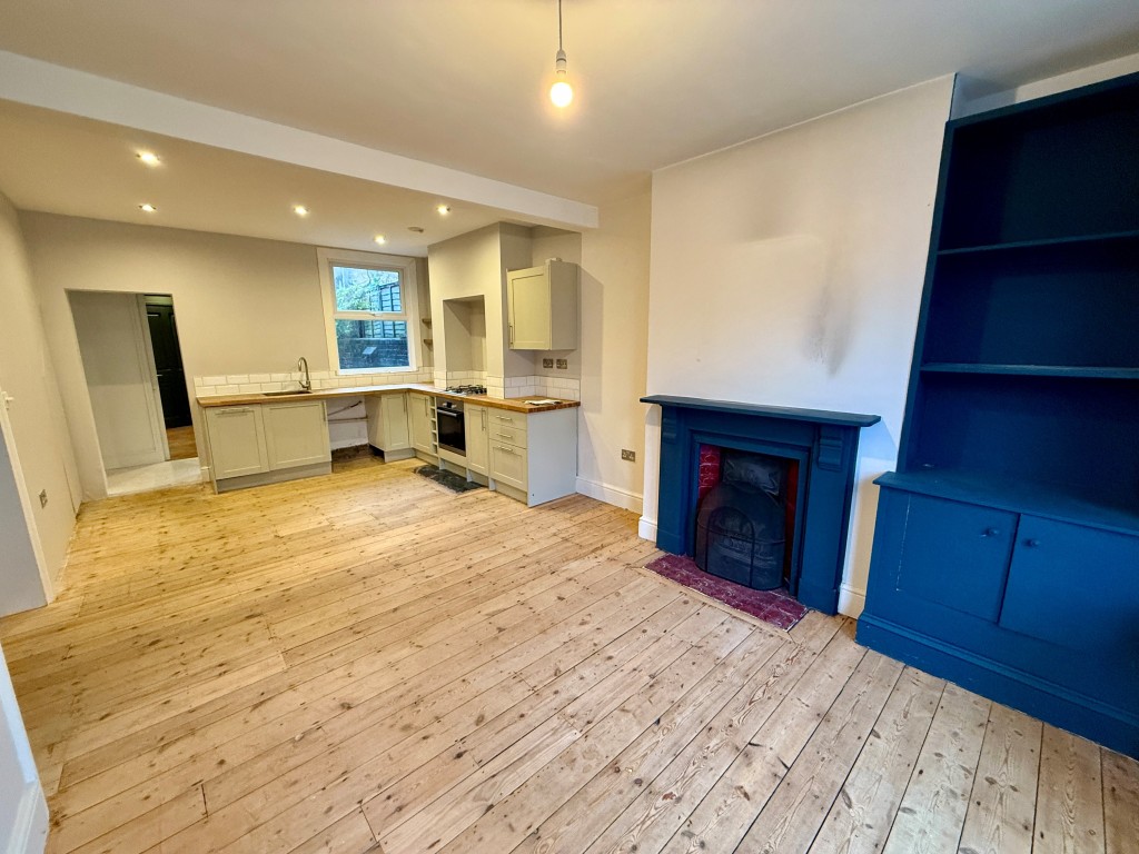 Lot: 10 - EXTENDED MID-TERRACE HOUSE IN TOWN CENTRE - Living room/kitchen